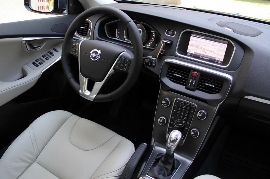  Volvo V40 2012 года  (фото 159 из 183)
